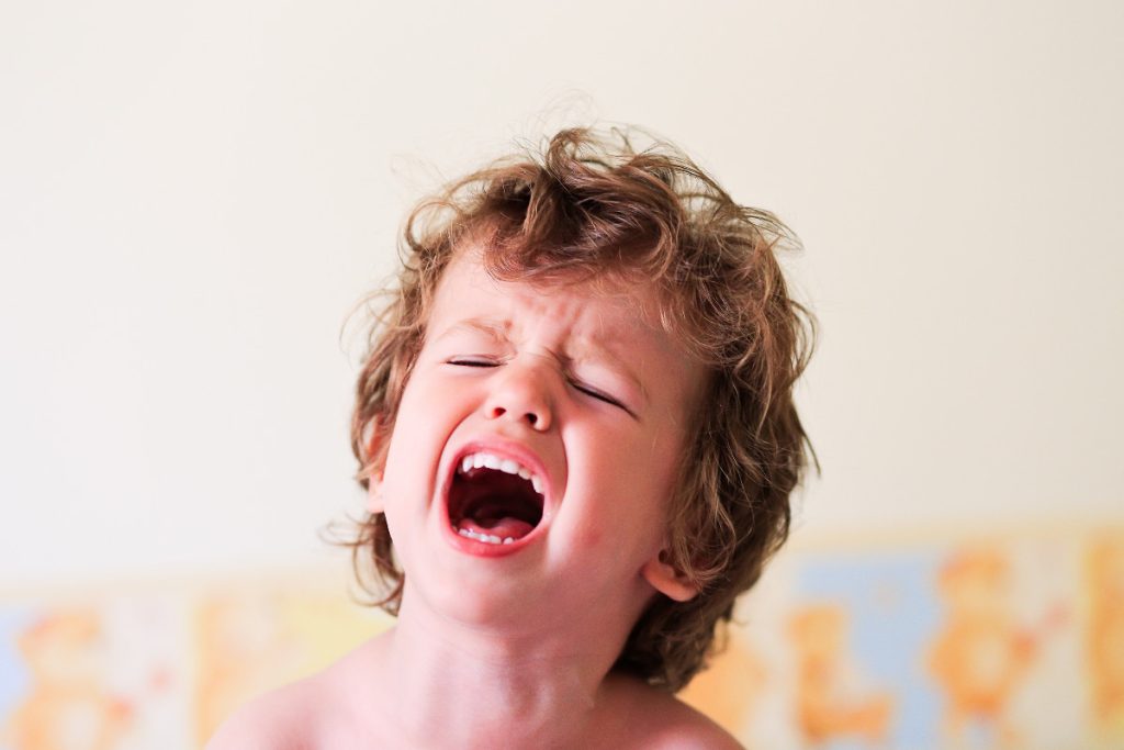 crying kid: avoid restaurant meltdowns. 10 tips for eating out with young kids