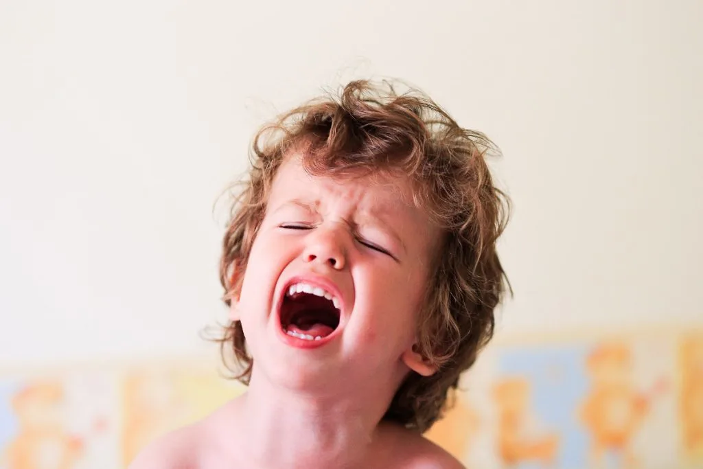 crying kid: avoid restaurant meltdowns. 10 tips for eating out with young kids
