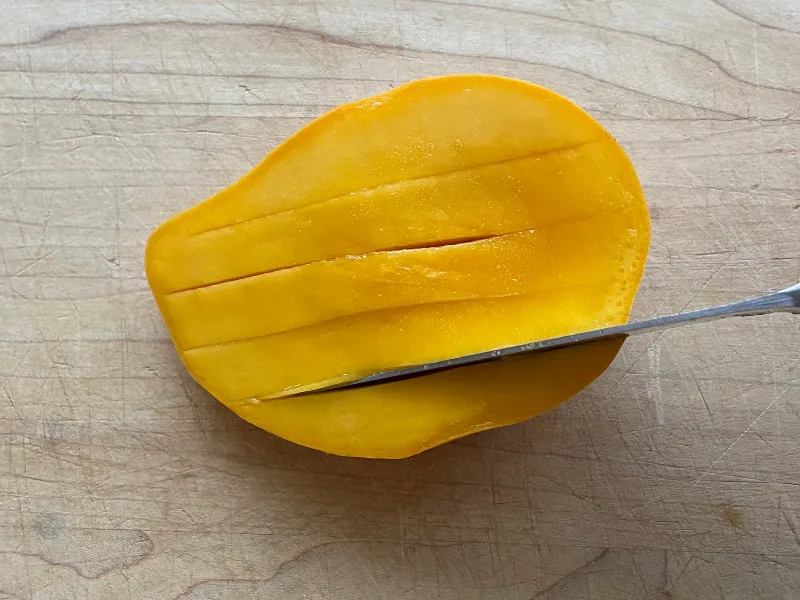 slicing mango