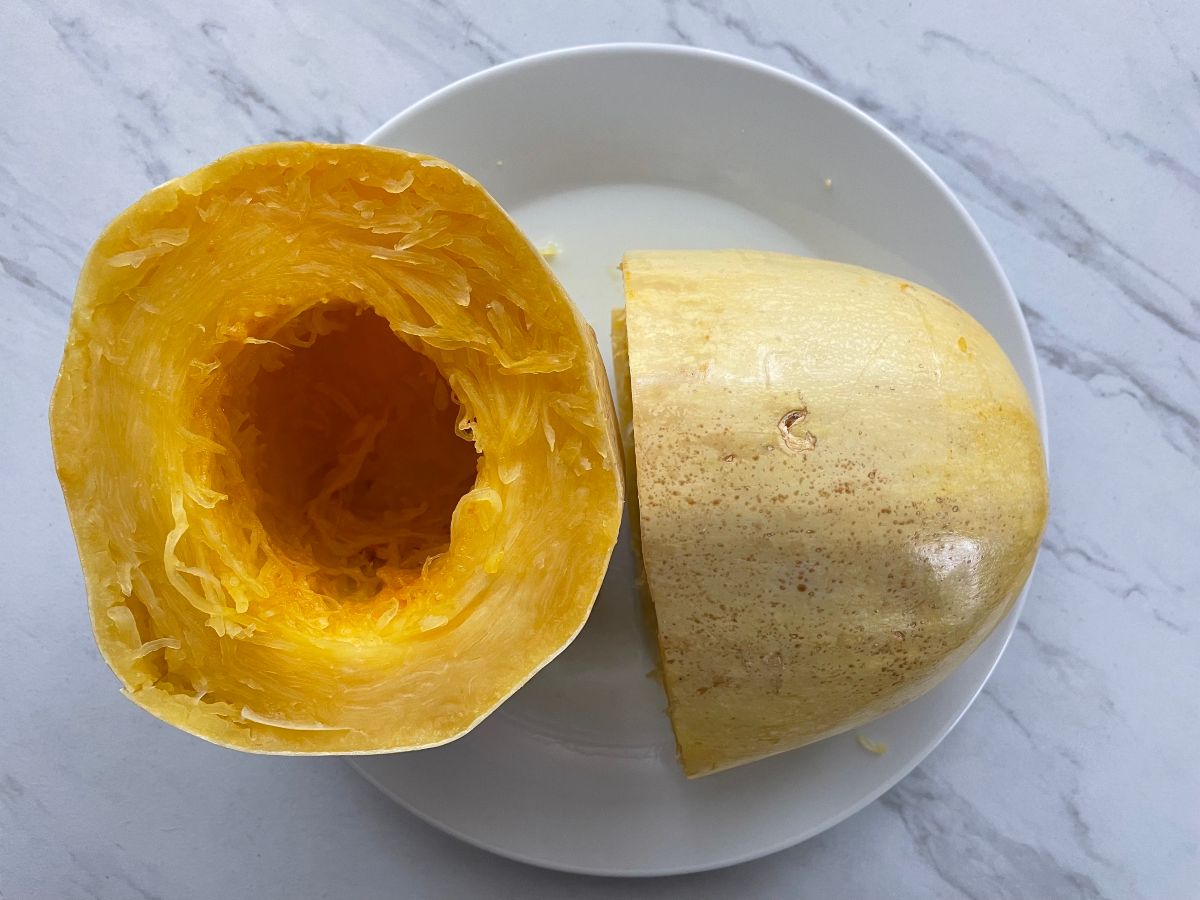 remove spaghetti squash seeds