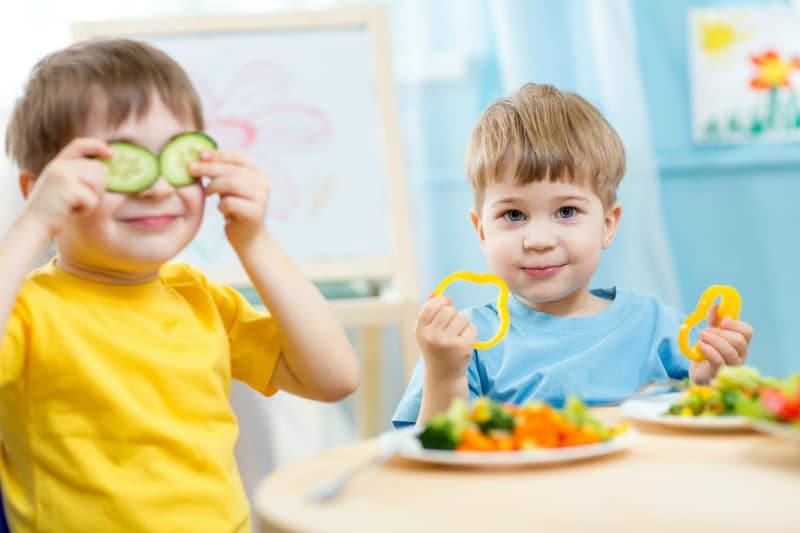 kids eating fruits and vegetables