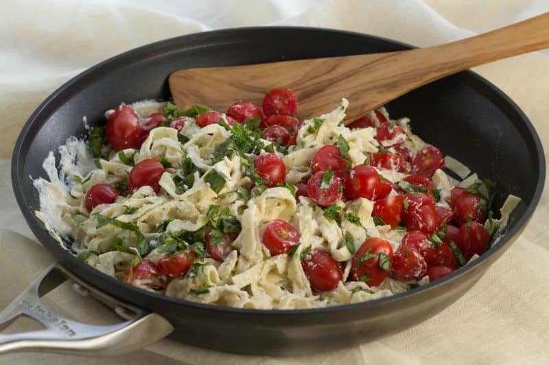 Healthy Fettuccine Alfredo with Cherry Tomatoes Healthy Fettuccine Alfredo with Cherry Tomatoes