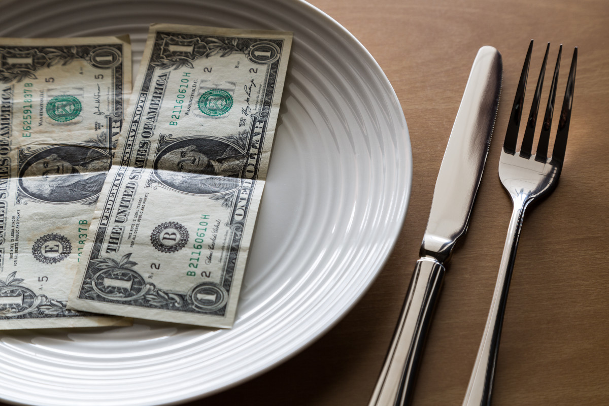 money on a plate: 5 tricks to lower your grocery bills