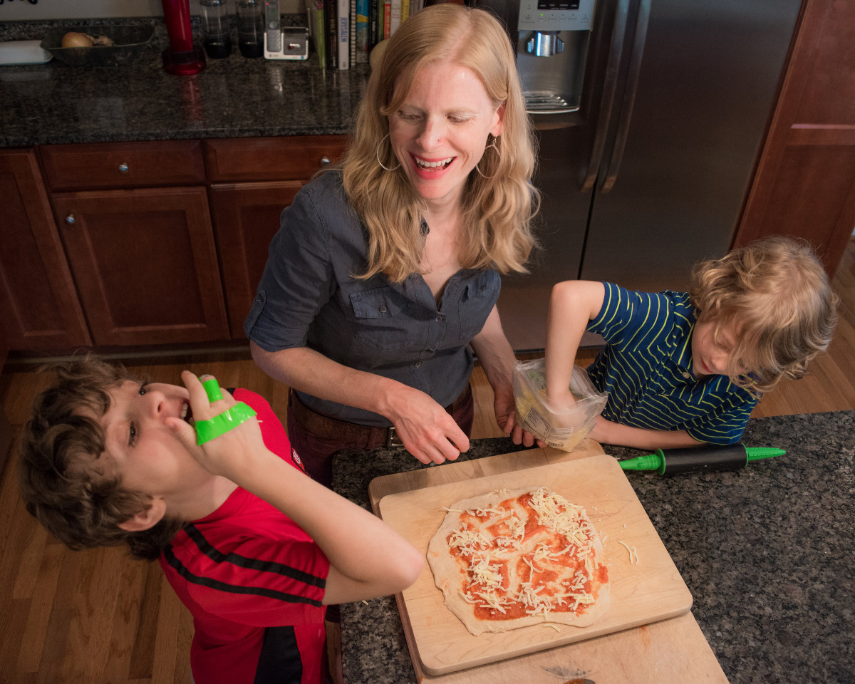 how to cook with kids underfoot
