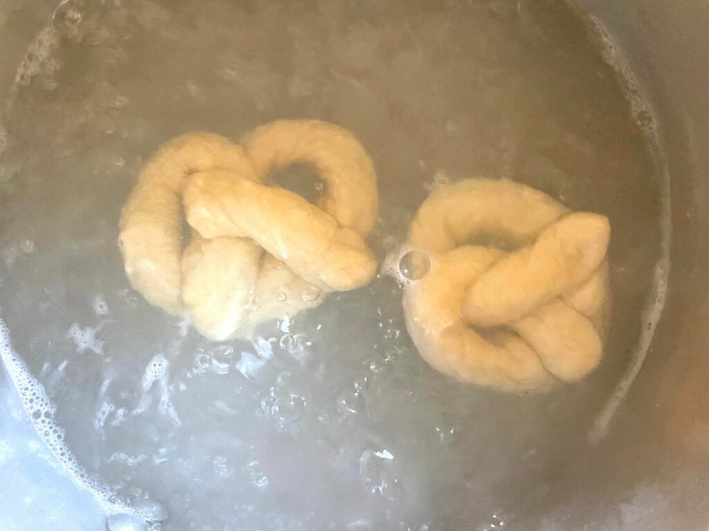 Pretzels in the baking soda bath