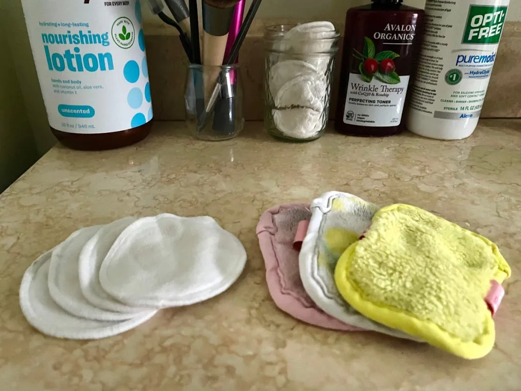 resuable make-up removers pads and cotton pads: environmentally friendly gift ideas